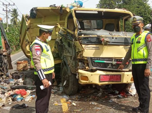 Polres Bireuen Gelar Olah TKP Kejadian Laka Lantas Antara Mobil Pengangkut Sampah dan Mobil Box