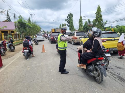 Lakukan Pengaturan Arus Lalulintas, Sat Lantas Polres Aceh Tamiang Pastikan Zona Aman Sekolah Lancar Dan Tertib