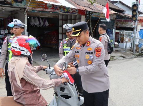 Kapolres Abdya Bersama Satlantas Polres Abdya Turun ke Jalan Bagikan Bendera Merah Putih Jelang HUT RI ke-81