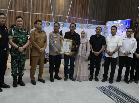 Kapolda Aceh Berikan Penghargaan atas Jasa Almarhum Pratu Galuh Nugraha