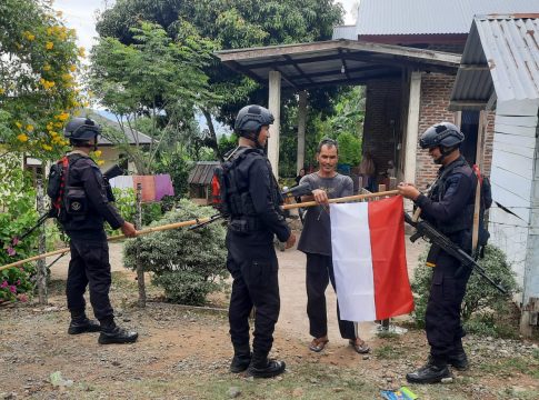Polda Aceh Bagikan Bendera Merah Putih untuk Masyarakat