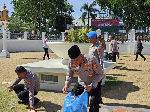 Polisi Bersihkan Sampah Usai Zikir Peringatan HDA di Masjid Raya Baiturrahman