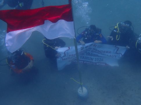 HUT Ke-81 RI, Polairud Polda Aceh Kibarkan Bendera Merah Putih di Dasar Laut Krueng Raya