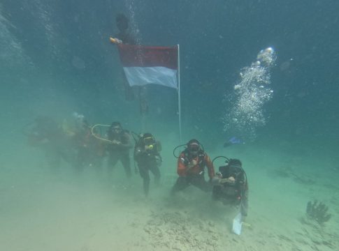 Personel Polres Simeulue Kibarkan Bendera Merah Putih di Bawah Laut pada Hari Kemerdekaan