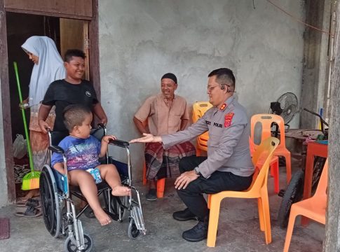 Kapolres Aceh Selatan Bantu Kursi Roda untuk Ikram, Anak Disabilitas di Sawang