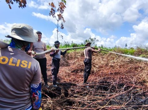 Polisi di Aceh Barat Berjibaku Padamkan Karhutla