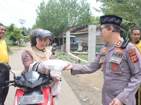 Jumat Berkah, Polisi Hadiri Di Tengah Warga! Kapolres Pidie Jaya Turun Langsung Berbagi Di Masjid Baitusshalihin