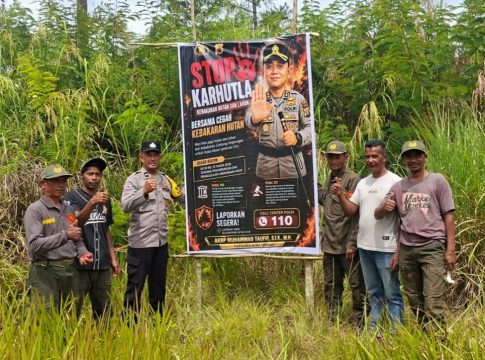 Personel Polres Aceh Tengah Pasang Spanduk Imbauan dan Sosialisasi Cegah Karhutla