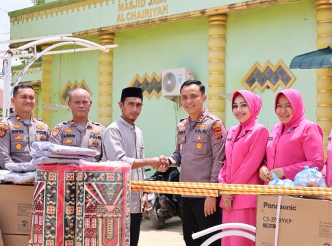 Kapolres dan Bhayangkari Polres Aceh Tamiang Salurkan Bantuan Kelengkapan Masjid dalam Rangka HKGB