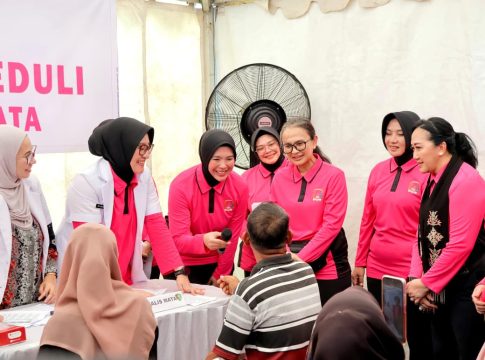 Bhayangkari Turunkan 74 Nakes dalam Bakkes di Aceh Tamiang, Sediakan Cek Lab hingga Operasi Katarak Gratis