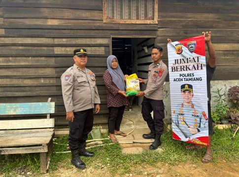 Jumat Berkah, Sat Binmas Polres Aceh Tamiang Salurkan Sembako kepada Warga di Kejuruan Muda