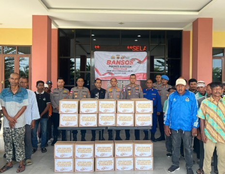 Jelang Hari Bhayangkara, Polres Bireuen Berbagi Sembako untuk Warga