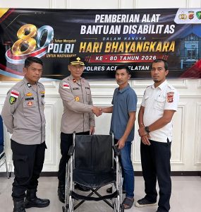 Sambut Hari Bhayangkara ke-80, Polres Aceh Selatan Serahkan Dua Kursi Roda kepada Warga Disabilitas