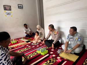 Satlantas Polres Aceh Selatan Serahkan Santunan kepada Ahli Waris Korban Kecelakaan
