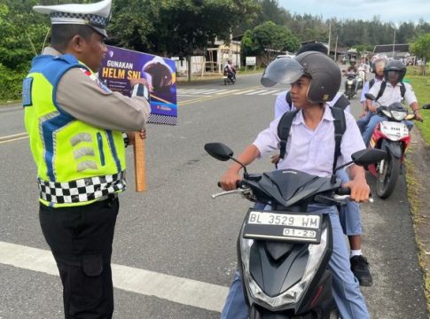 Gatur Pagi, Satlantas Polres Aceh Jaya Edukasi Pengendara untuk Utamakan Keselamatan