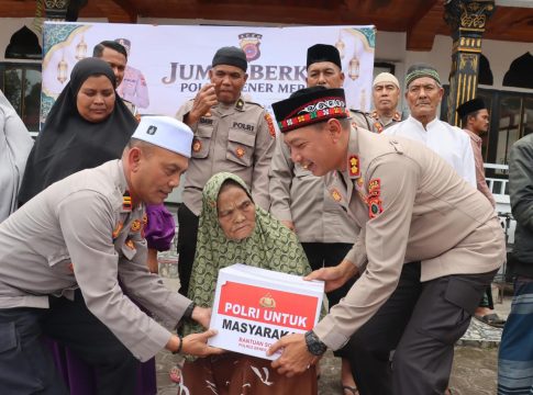 Usai Salat Jumat, Kapolres Bener Meriah Salurkan 20 Paket Sembako untuk Warga Burni Telong