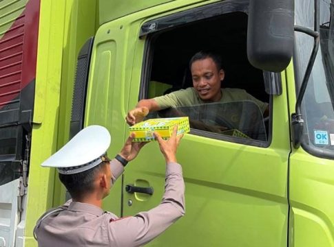 Gelar Jum’at Berkah, Polantas Bireuen Berbagi Nasi Kotak Sambil Patroli