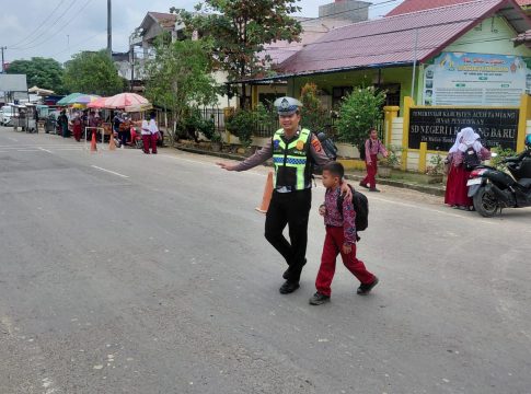 Jaga Keamanan Zona Sekolah, Satlantas Aceh Tamiang Rutin Lakukan Pengaturan Pagi