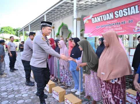Jelang Hari Bhayangkara ke-80, Polres Pidie Salurkan Sembako kepada Warga dan Bantu Kebersihan Masjid