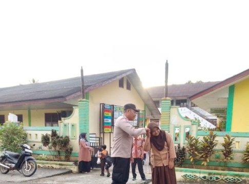 Bhabinkamtibmas Polsek Sukajaya Atur Lalu Lintas dan Bantu Pelajar Menyeberang